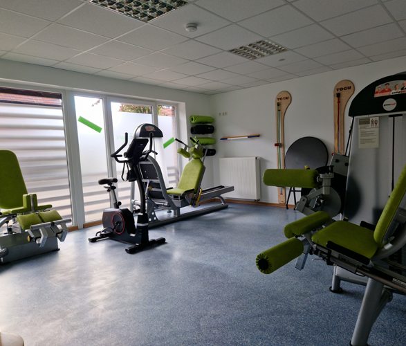 Trainingsbereich mit Geräten für Krankengymnastik am Gerät