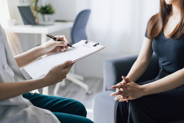 Persönliches Beratungsgespräch zwischen Physiotherapeutin und Patient